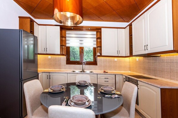 ثلاجة، ميكروويف، فرن، موقد طهي مسطح