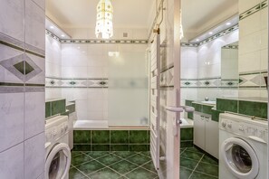 Regadera, secadora de cabello, toallas 