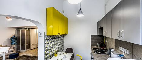 Kjøleskap, mikrobølgeovn, ovn og kokeplater