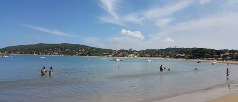 Playa en los alrededores y camastros