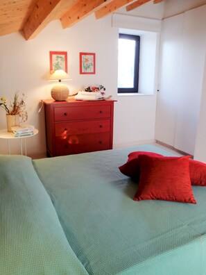 2 bedrooms, travel cot, free WiFi, bed sheets