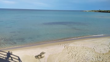 NĂ€ra stranden och solstolar