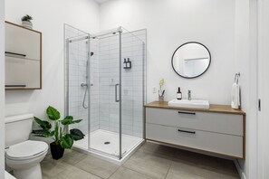 Haartrockner, Handtücher, Seife, Shampoo