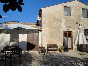 Outdoor dining - Oasis of peace and relaxation just 3 minutes from the beach. (Fontane Bianche)