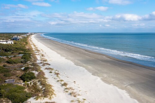 Across from beach, new bathroom reno!