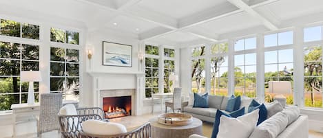 TV connectée, cheminée, table de tennis de table