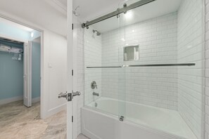 Douche, séchoir à cheveux, serviettes fournies