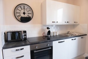 Réfrigérateur, four à micro-ondes, un four, surface de cuisson