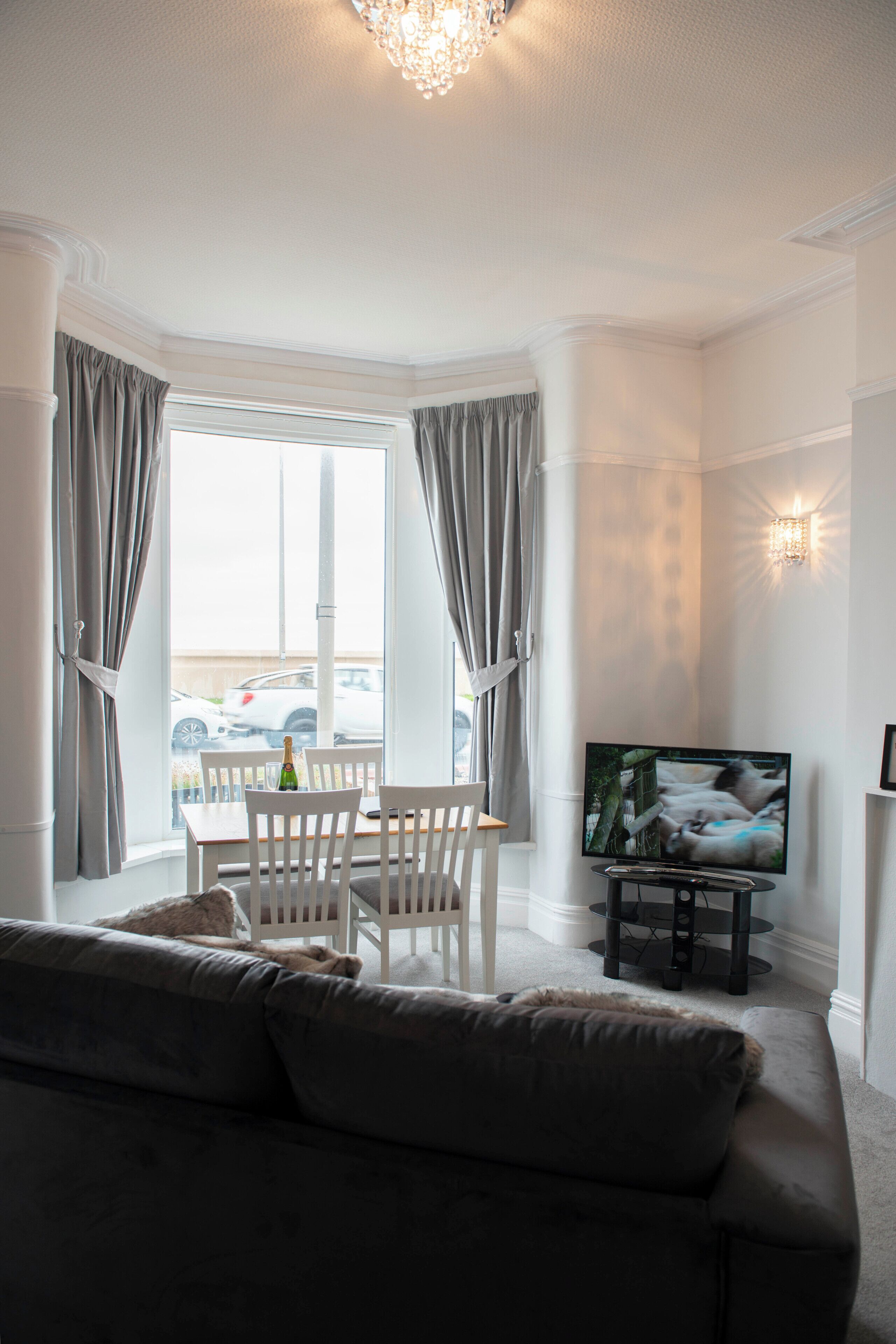 Smart TV, fireplace, Netflix, streaming services