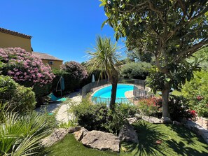 Una piscina al aire libre, una piscina climatizada