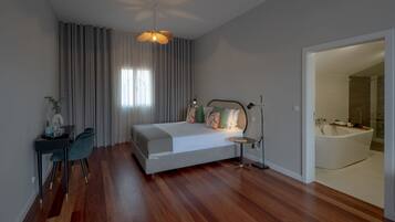 Family Studio Suite | Premium bedding, minibar, desk, laptop workspace