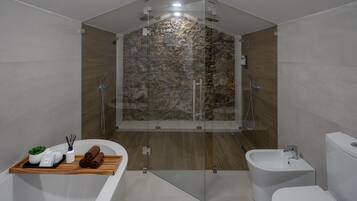 Family Studio Suite | Bathroom | Hair dryer, towels, soap, shampoo