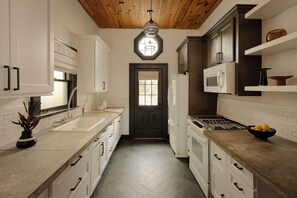 Unclassified image, 5 of 40, button