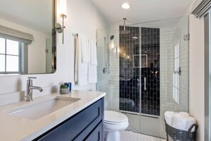 Douche, sèche-cheveux, serviettes fournies, savon