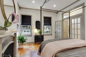 6 bedrooms, desk, iron/ironing board, travel crib