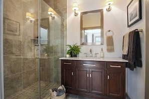 Dusche, Haartrockner, Handtücher, Shampoo