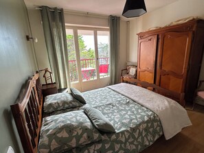 3 sovrum, skrivbord, strykjärn/strykbräda och resesäng
