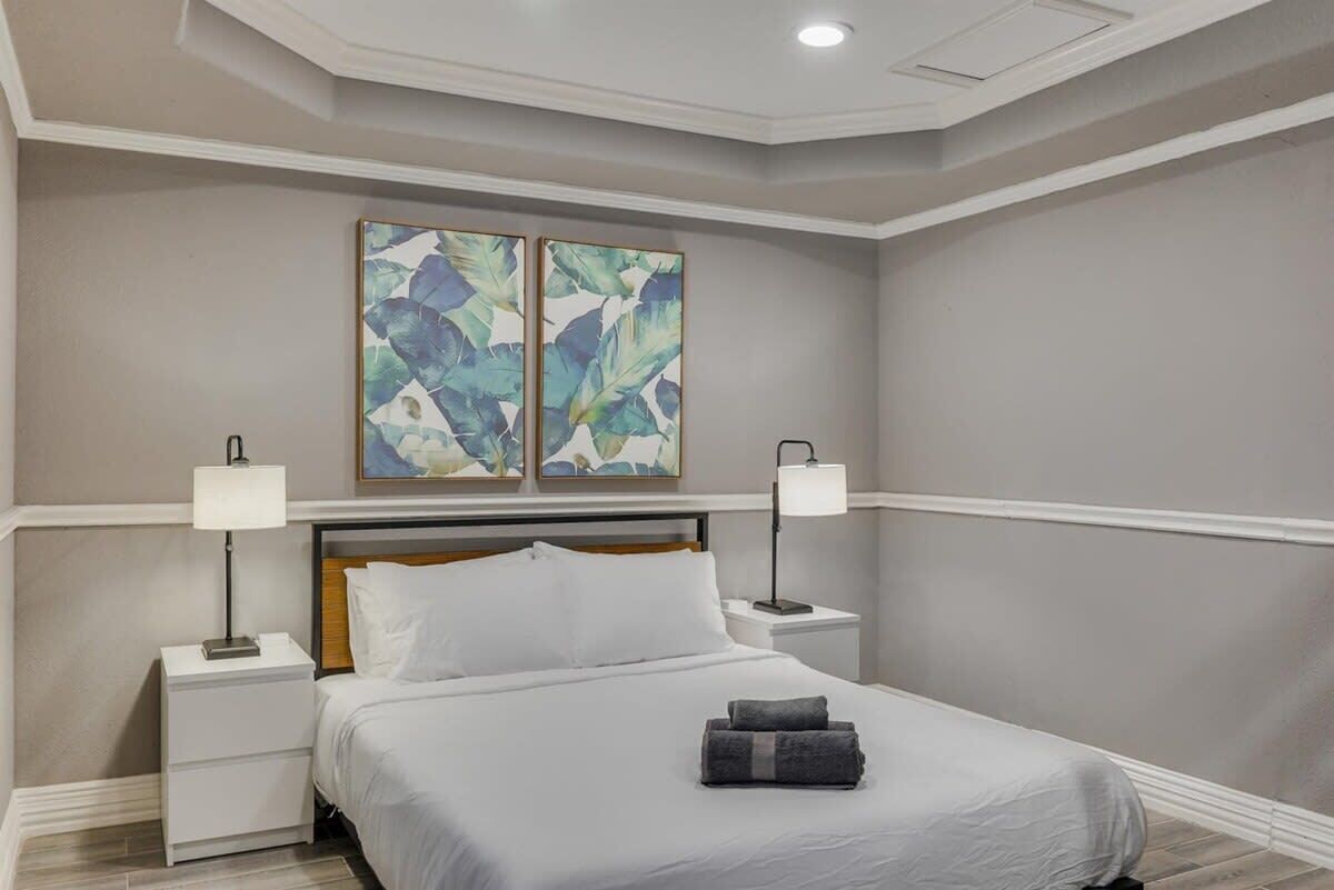 6 bedrooms, iron/ironing board, WiFi, bed sheets