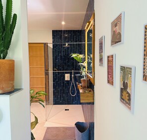 Bathtub, hair dryer, towels