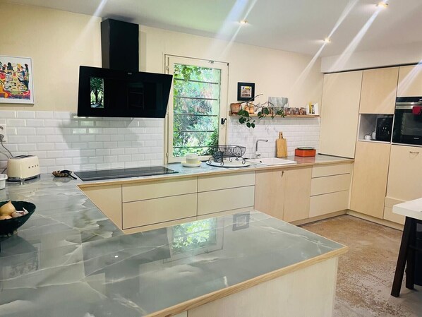 Réfrigérateur, four à micro-ondes, un four, surface de cuisson