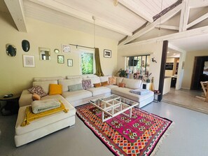 Fernseher, Kamin, Bücher