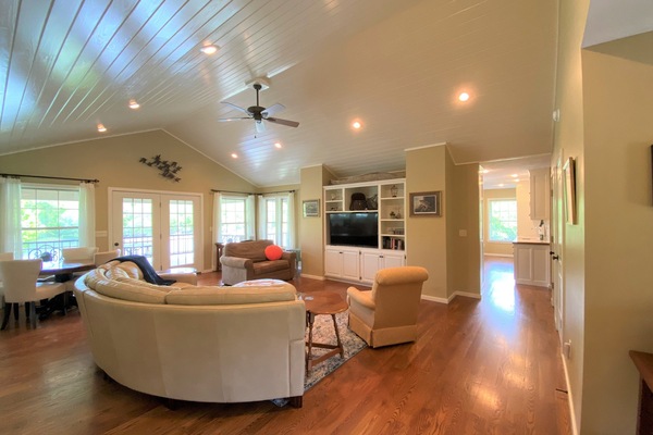 Een televisie, een open haard, tafelvoetbal en boeken