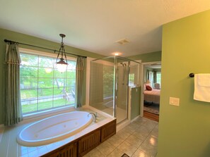 Badewanne, Whirlpool, Haartrockner, Handtücher
