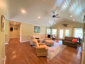 Televisión, chimenea, futbolito y libros 