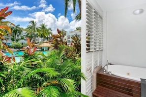 Property grounds - Ground floor Spa Suite in the popular Beach Club Resort in Palm Cove (Palm Cove)