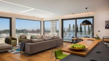 Smart-tv, tv-spel, bordsfotboll och ett bordtennisbord