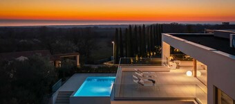 6BD villa with pool, jacuzzi, sauna, table tennis and pool table
