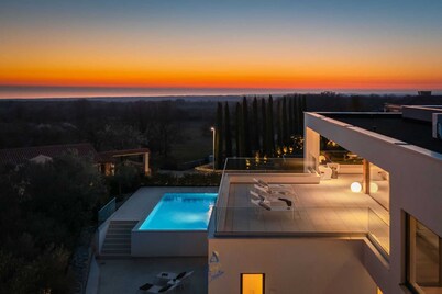 6BD villa with pool, jacuzzi, sauna, table tennis and pool table
