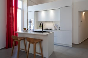 Kühlschrank, Mikrowelle, Ofen, Herdplatte