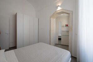 2 Schlafzimmer, Schreibtisch, schallisolierte Zimmer