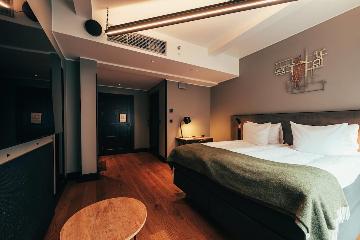 Superior Room, 1 King Bed, Non Smoking | Ropa de cama de alta calidad, edredón, camas con pillow-top y minibar