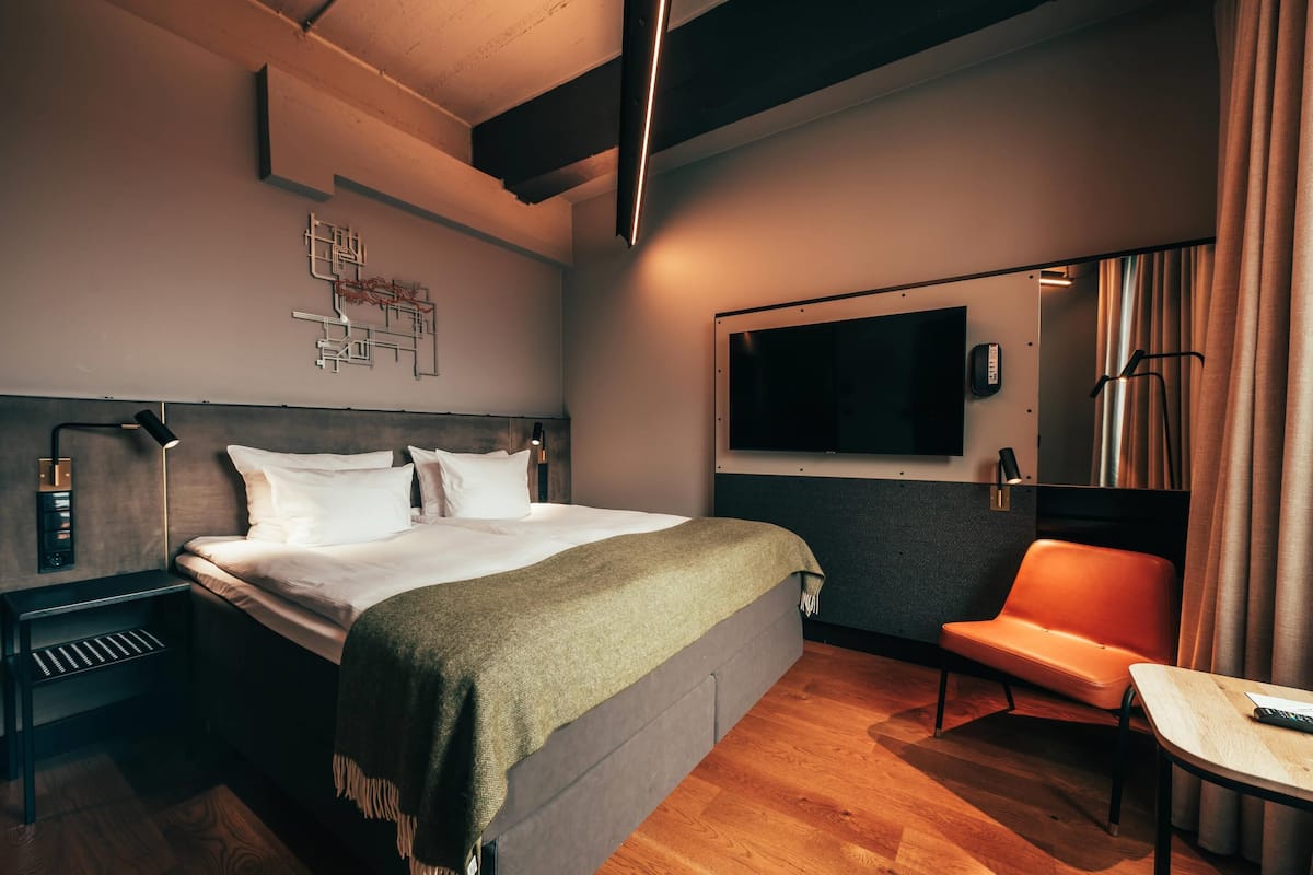 Habitación Deluxe, 1 cama King size, para no fumadores, balcón | Ropa de cama de alta calidad, edredón, camas con pillow-top y minibar