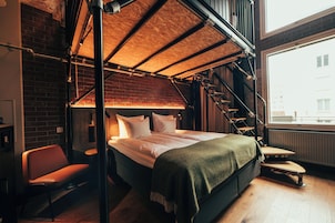 Deluxe Loft, 1 King Bed, Non Smoking | Biancheria da letto di alta qualità, copriletto in piuma