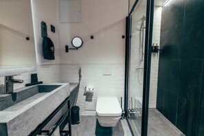 Habitació Deluxe | Bany | Dutxa, articles de tocador gratuïts, assecador de cabells i bidet
