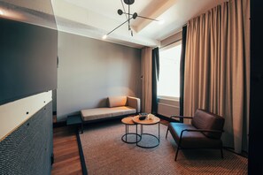 Habitación Deluxe, 1 cama de matrimonio grande, no fumadores (Sitting Area) | Ropa de cama de alta calidad y edredones de plumas