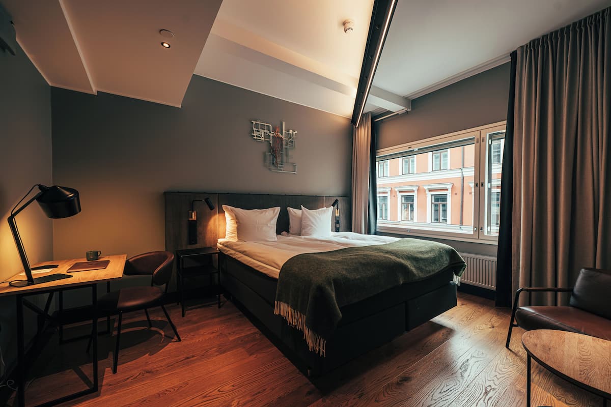 Superior Room, 1 King Bed, Non Smoking | Premium bedding, down duvets, pillow-top beds, minibar