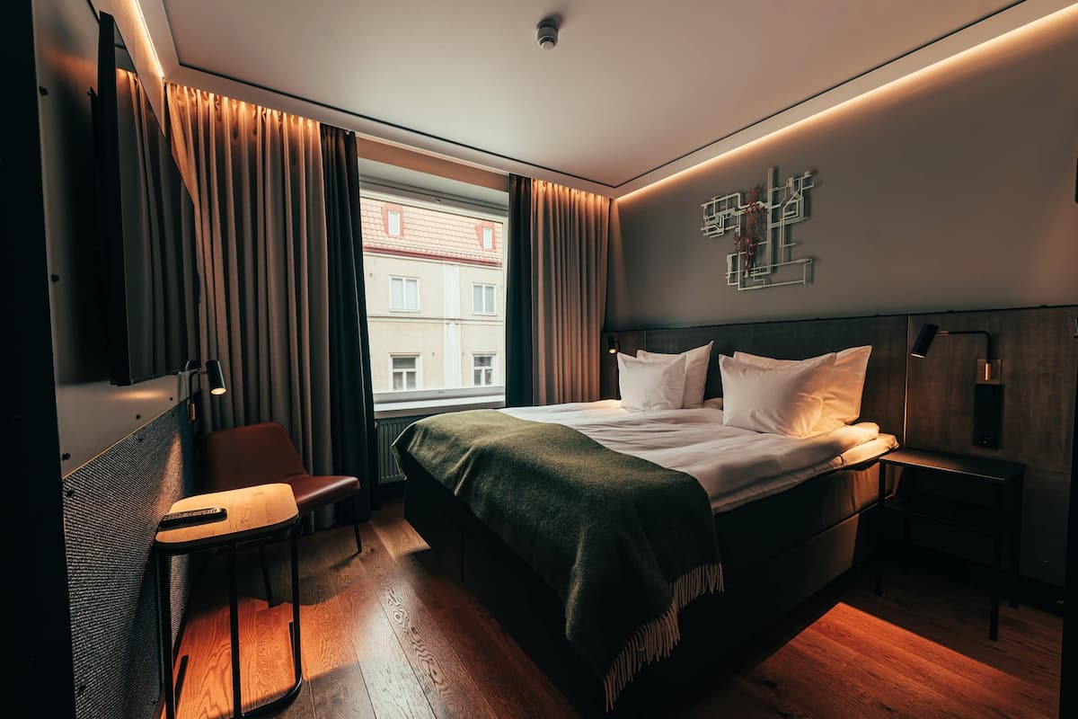Standard Room, 1 King Bed, Non Smoking | Premium bedding, down comforters, pillowtop beds, minibar