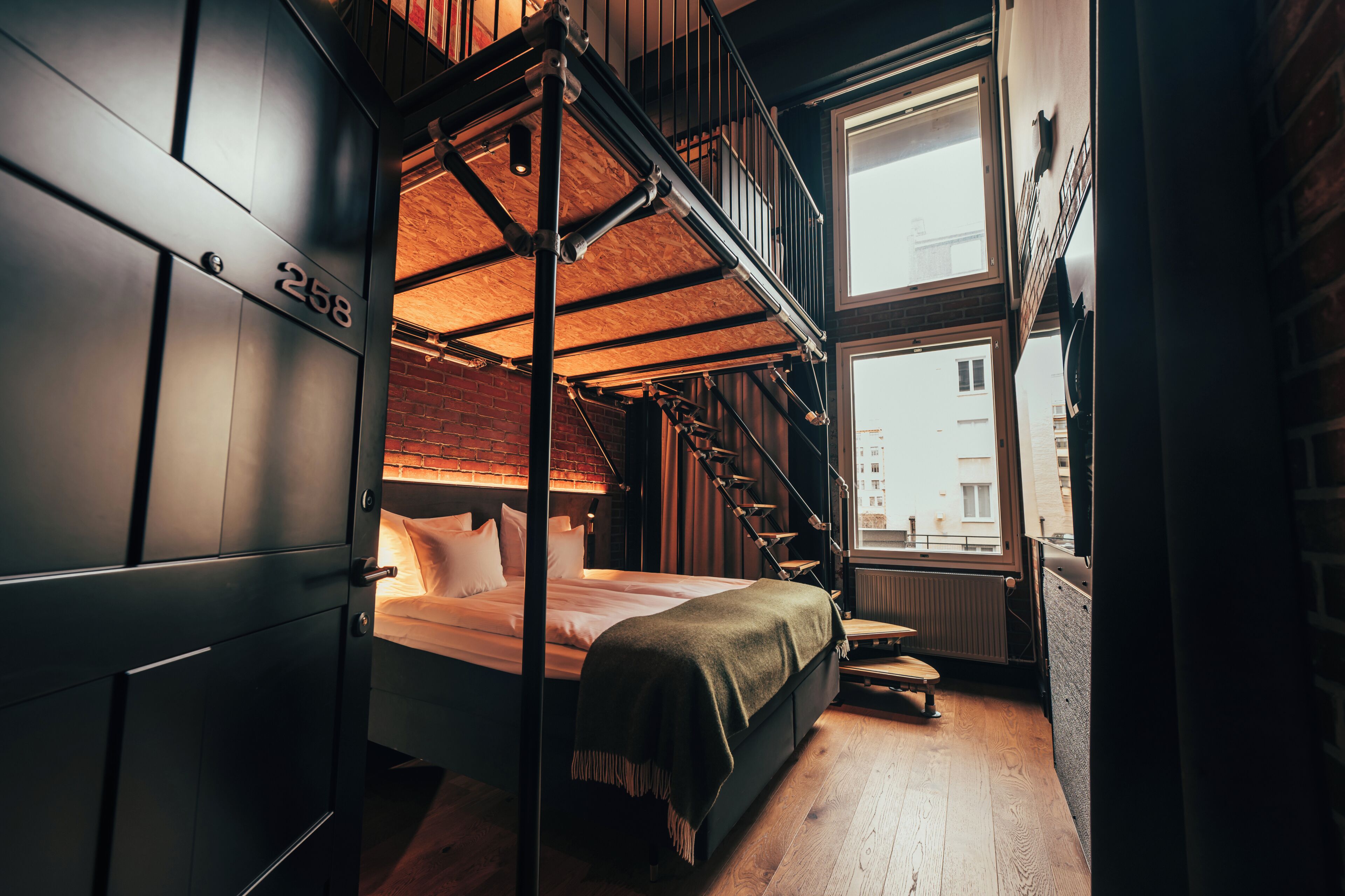 Deluxe Loft, 1 King Bed, Non Smoking | Literie de qualité, couette en duvet, lit avec matelas à plateau-coussin