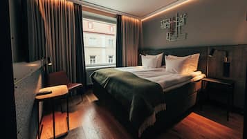 Standard Room, 1 King Bed, Non Smoking | Premium bedding, down comforters, pillowtop beds, minibar
