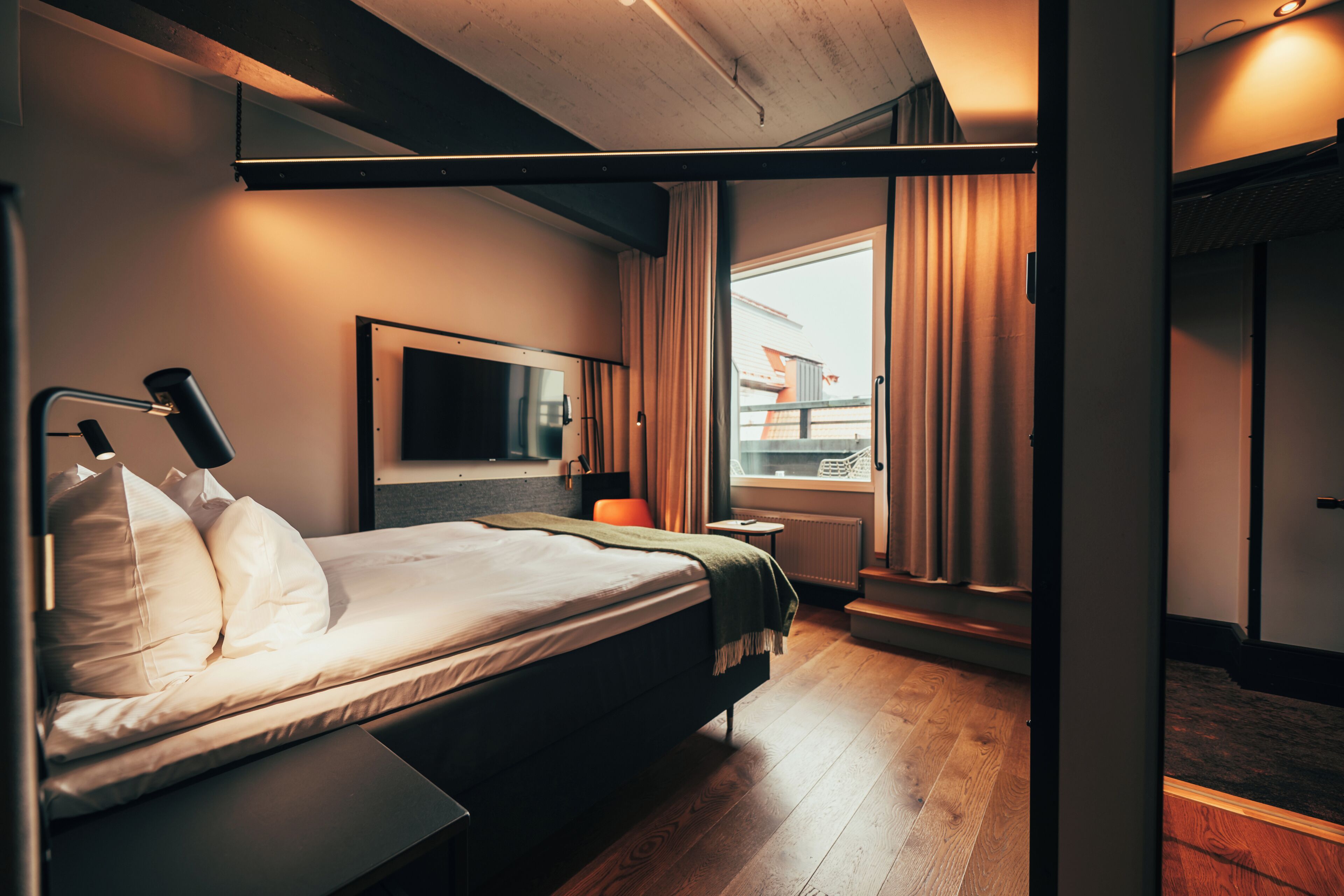 Chambre Deluxe, 1 très grand lit, non-fumeur, balcon | Literie de qualité, couette en duvet, lit avec matelas à plateau-coussin