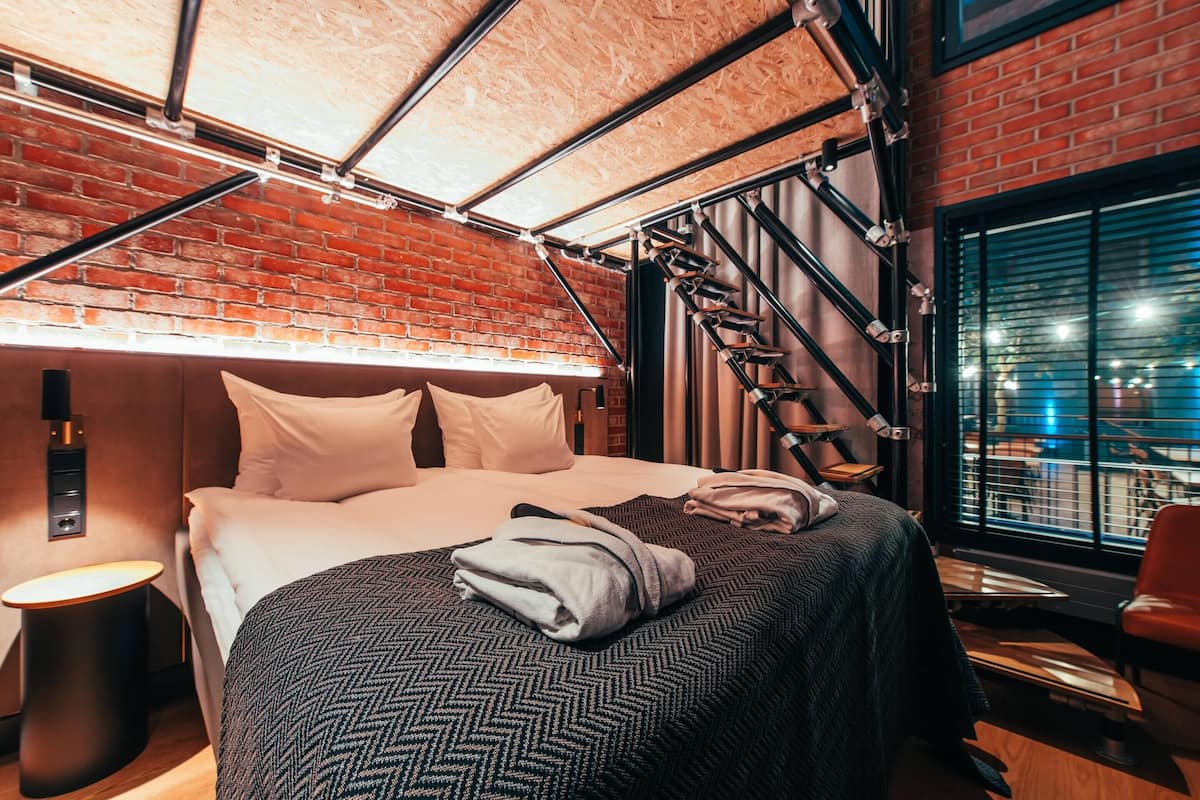 Deluxe Loft, 1 King Bed, Non Smoking | Roupas de cama premium, edredons de pluma, camas com colchões pillow-top