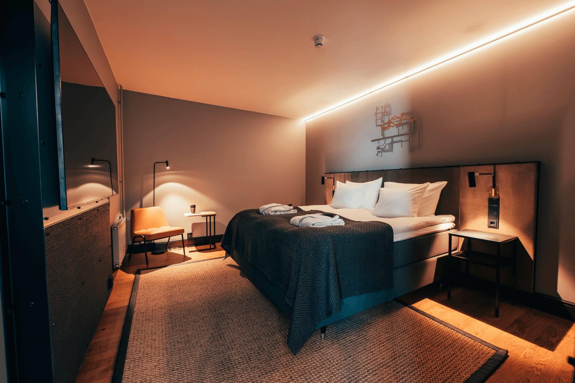 Deluxe Room, 1 King Bed, Non Smoking (Sitting Area) | Premium bedding, down duvets, pillow-top beds, minibar