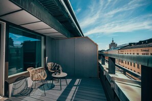 Habitación Deluxe, 1 cama de matrimonio grande, no fumadores, balcón | Ropa de cama de alta calidad y edredones de plumas