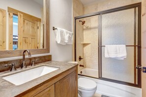 Nhà, 4 phòng ngủ | Phòng tắm | Khăn tắm, dầu gội