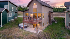 A modern two-story house with a balcony, a hot tub, and a stone fireplace. - Mountain Willow At Grand Park 4 Bedroom Home by RedAwning (Fraser)