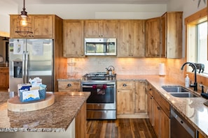 House, 4 Bedrooms | Private kitchen | Fridge, oven, coffee/tea maker, electric kettle